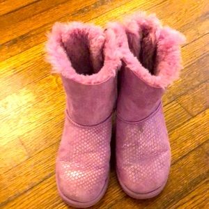 Uggs US sz 4 please see pictures, good condition with spot on left front